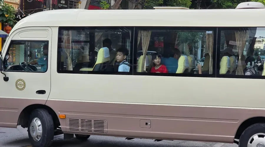 Een schoolbus zonder papierwerk: hoe 21 gezinnen hun busrit regelen met één simpele web-app